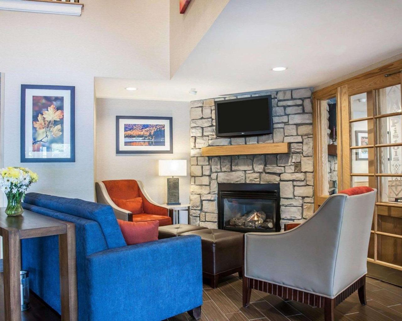 Comfort Inn & Suites Sturbridge-Brimfield Buitenkant foto