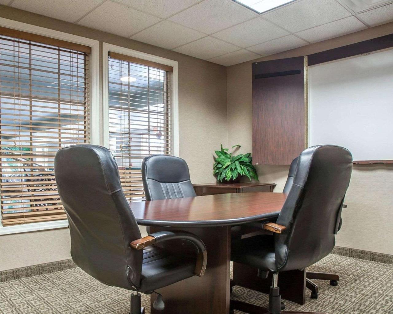 Comfort Inn & Suites Sturbridge-Brimfield Buitenkant foto