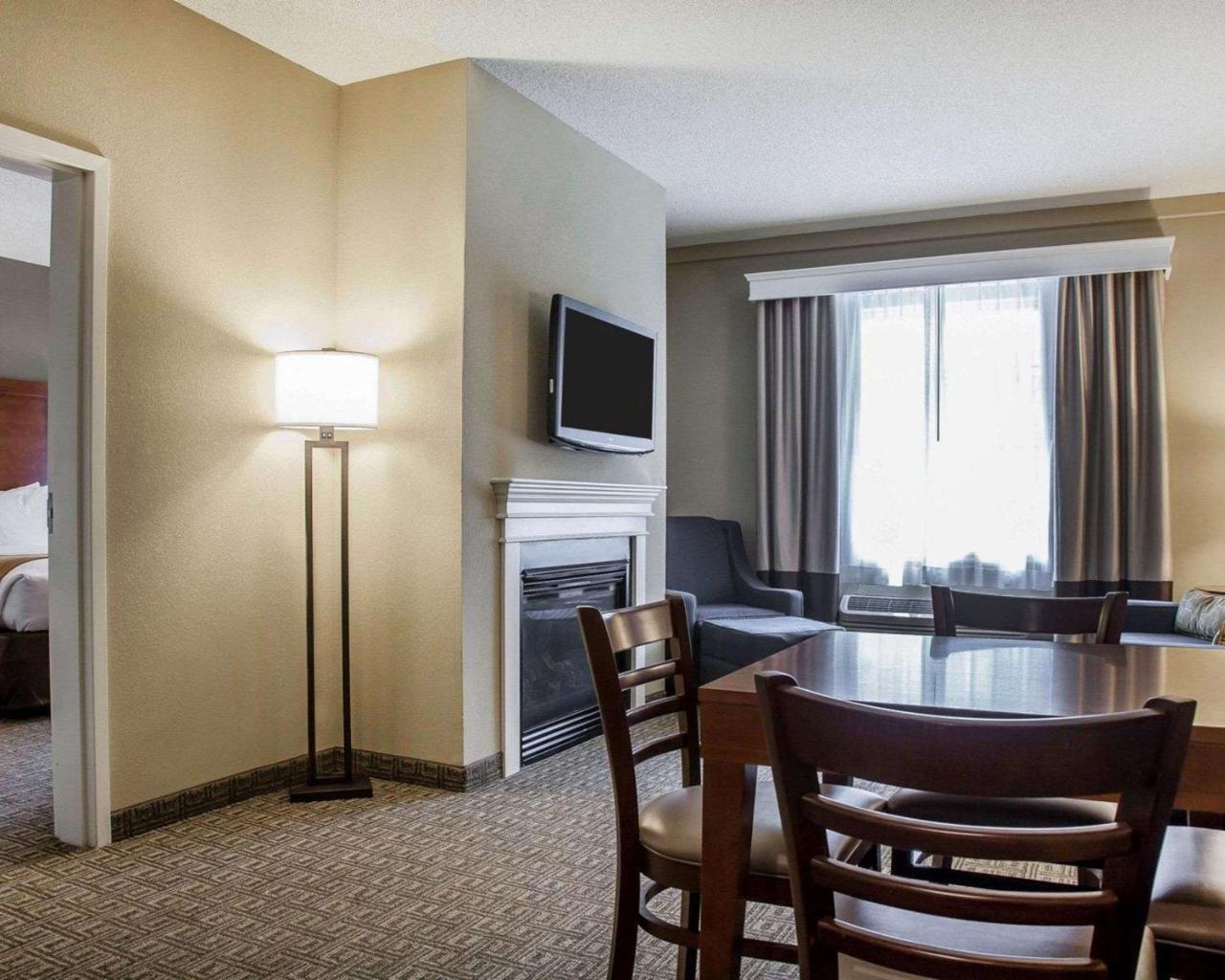 Comfort Inn & Suites Sturbridge-Brimfield Buitenkant foto
